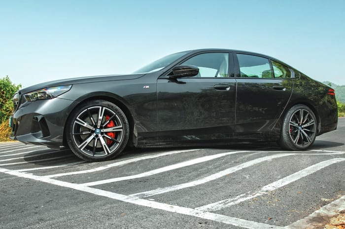 BMW i5 ground clearance speed breaker